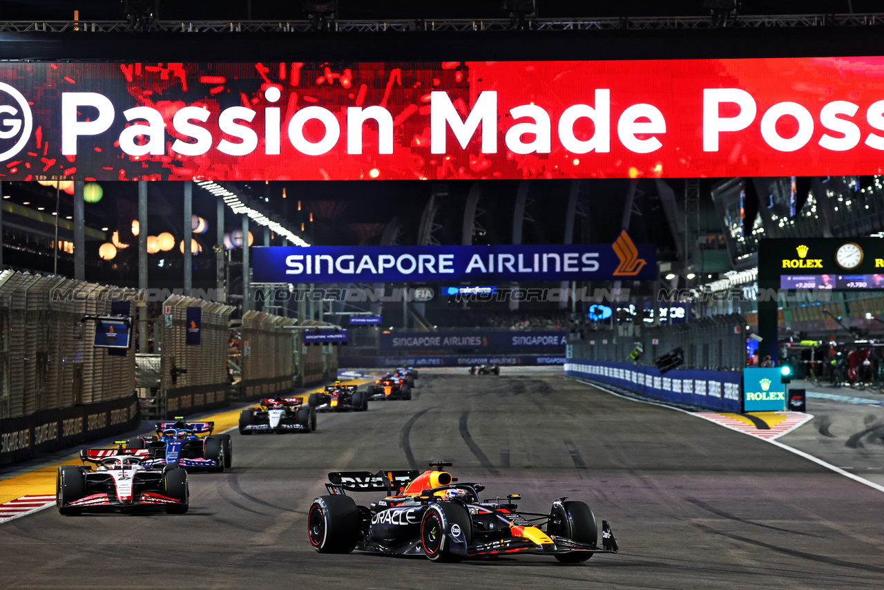 GP SINGAPORE, Max Verstappen (NLD) Red Bull Racing RB19.

17.09.2023. Formula 1 World Championship, Rd 16, Singapore Grand Prix, Marina Bay Street Circuit, Singapore, Gara Day.

- www.xpbimages.com, EMail: requests@xpbimages.com © Copyright: Batchelor / XPB Images