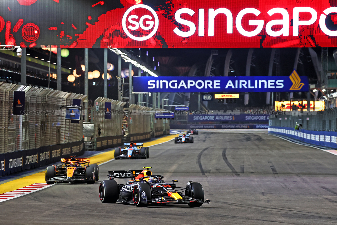 GP SINGAPORE, Sergio Perez (MEX) Red Bull Racing RB19.

17.09.2023. Formula 1 World Championship, Rd 16, Singapore Grand Prix, Marina Bay Street Circuit, Singapore, Gara Day.

- www.xpbimages.com, EMail: requests@xpbimages.com © Copyright: Batchelor / XPB Images