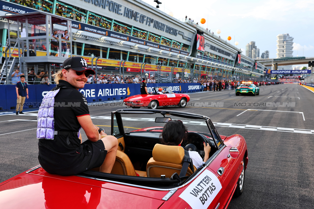 GP SINGAPORE, Valtteri Bottas (FIN) Alfa Romeo F1 Team on the drivers' parade.

17.09.2023. Formula 1 World Championship, Rd 16, Singapore Grand Prix, Marina Bay Street Circuit, Singapore, Gara Day.

- www.xpbimages.com, EMail: requests@xpbimages.com © Copyright: Batchelor / XPB Images