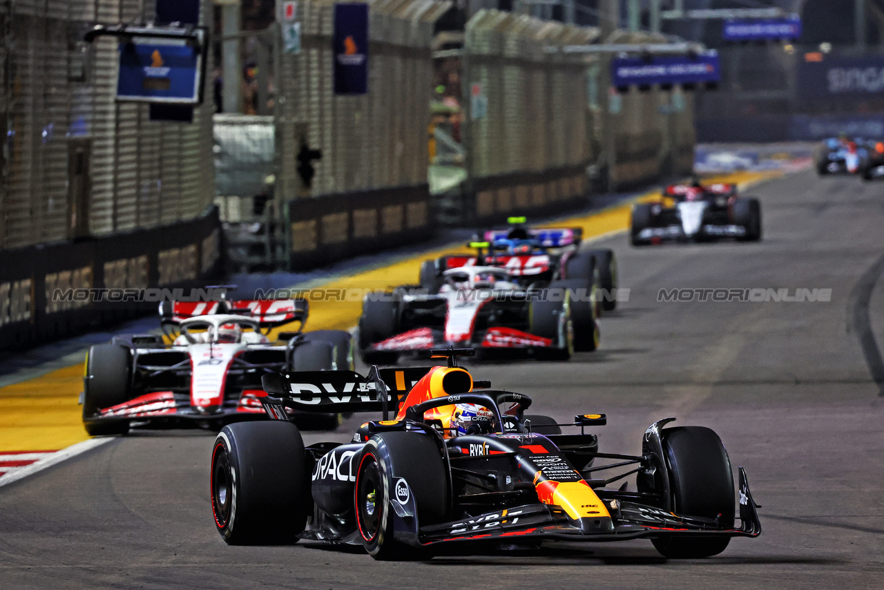 GP SINGAPORE, Max Verstappen (NLD) Red Bull Racing RB19.

17.09.2023. Formula 1 World Championship, Rd 16, Singapore Grand Prix, Marina Bay Street Circuit, Singapore, Gara Day.

- www.xpbimages.com, EMail: requests@xpbimages.com © Copyright: Batchelor / XPB Images