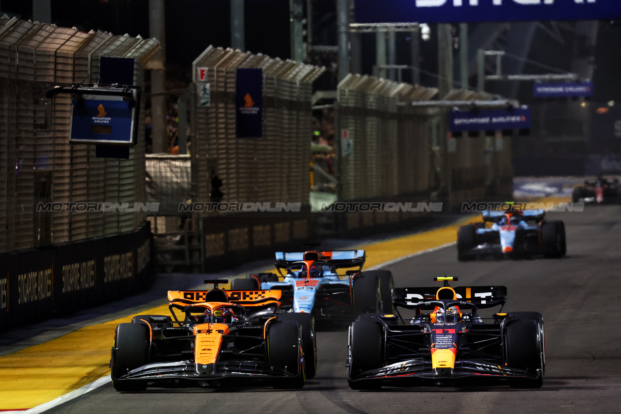 GP SINGAPORE, (L to R): Oscar Piastri (AUS) McLaren MCL60 e Sergio Perez (MEX) Red Bull Racing RB19.

17.09.2023. Formula 1 World Championship, Rd 16, Singapore Grand Prix, Marina Bay Street Circuit, Singapore, Gara Day.

- www.xpbimages.com, EMail: requests@xpbimages.com © Copyright: Batchelor / XPB Images