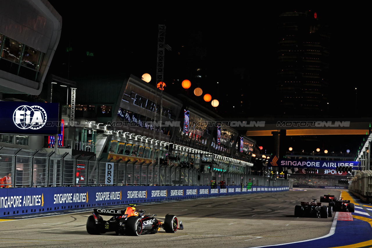 GP SINGAPORE, Sergio Perez (MEX) Red Bull Racing RB19.

17.09.2023. Formula 1 World Championship, Rd 16, Singapore Grand Prix, Marina Bay Street Circuit, Singapore, Gara Day.

- www.xpbimages.com, EMail: requests@xpbimages.com © Copyright: Batchelor / XPB Images