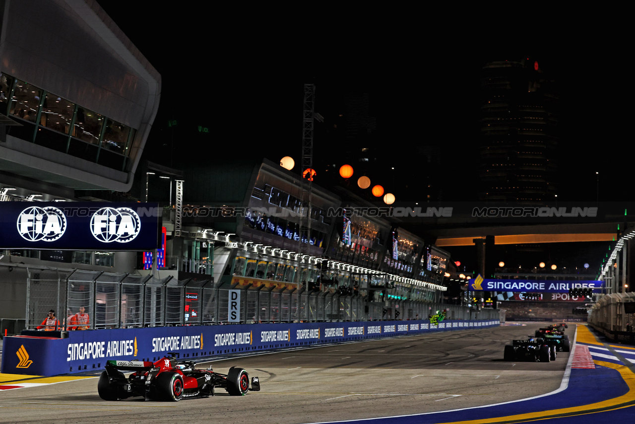 GP SINGAPORE, Valtteri Bottas (FIN) Alfa Romeo F1 Team C43.

17.09.2023. Formula 1 World Championship, Rd 16, Singapore Grand Prix, Marina Bay Street Circuit, Singapore, Gara Day.

- www.xpbimages.com, EMail: requests@xpbimages.com © Copyright: Batchelor / XPB Images