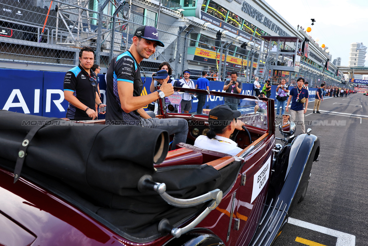 GP SINGAPORE, Esteban Ocon (FRA) Alpine F1 Team on the drivers' parade.

17.09.2023. Formula 1 World Championship, Rd 16, Singapore Grand Prix, Marina Bay Street Circuit, Singapore, Gara Day.

- www.xpbimages.com, EMail: requests@xpbimages.com © Copyright: Batchelor / XPB Images