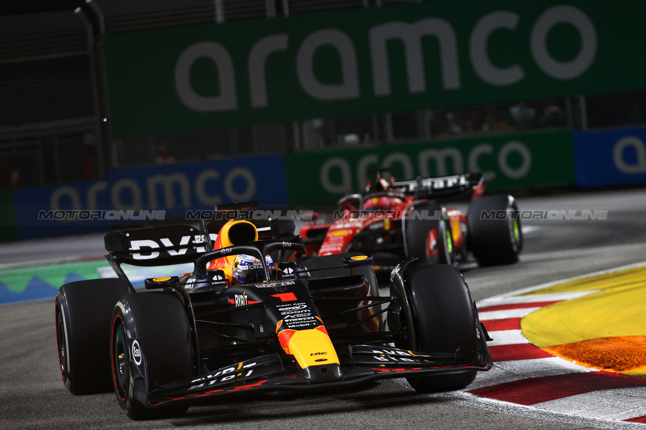 GP SINGAPORE, Max Verstappen (NLD) Red Bull Racing RB19.

17.09.2023. Formula 1 World Championship, Rd 16, Singapore Grand Prix, Marina Bay Street Circuit, Singapore, Gara Day.

- www.xpbimages.com, EMail: requests@xpbimages.com © Copyright: Batchelor / XPB Images