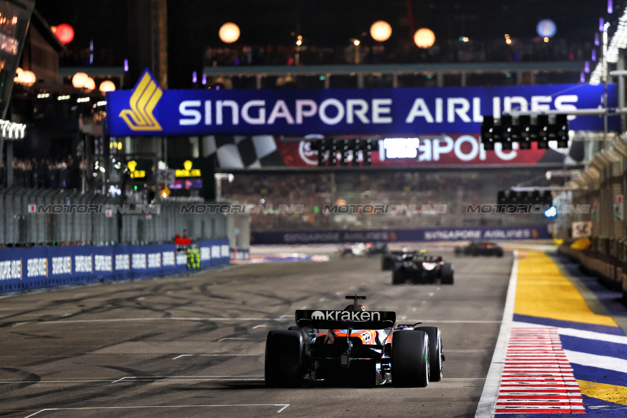 GP SINGAPORE, Alexander Albon (THA) Williams Racing FW45.

17.09.2023. Formula 1 World Championship, Rd 16, Singapore Grand Prix, Marina Bay Street Circuit, Singapore, Gara Day.

- www.xpbimages.com, EMail: requests@xpbimages.com © Copyright: Batchelor / XPB Images