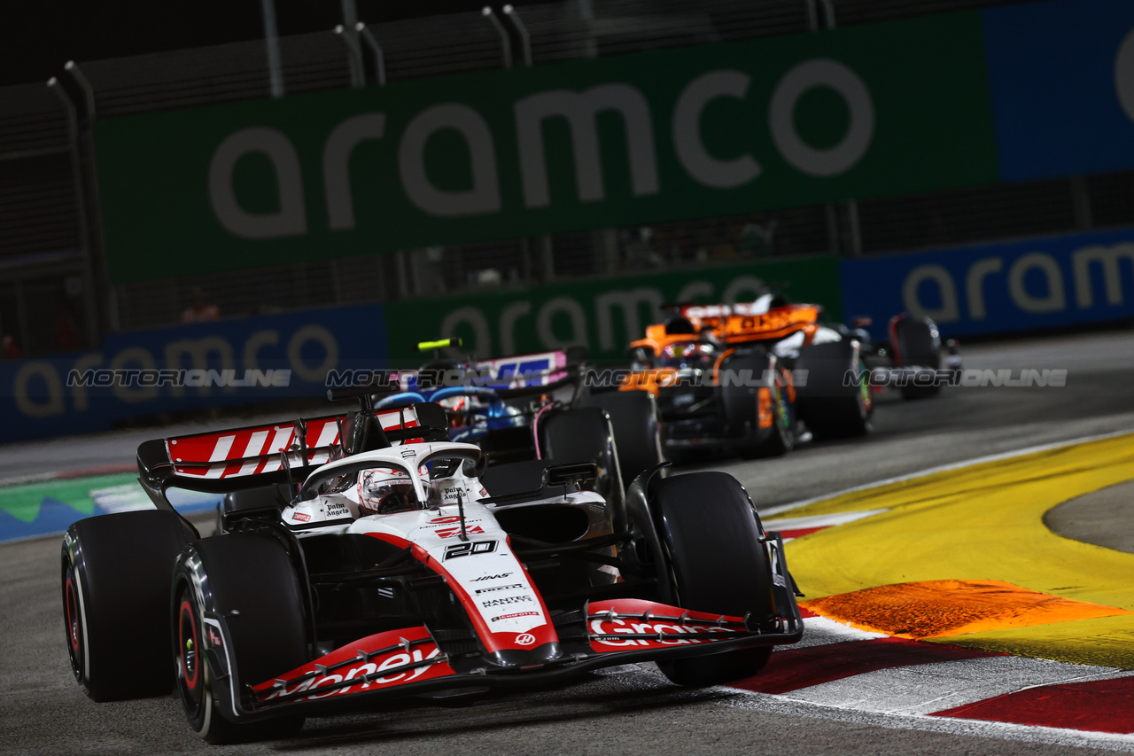 GP SINGAPORE, Kevin Magnussen (DEN) Haas VF-23.

17.09.2023. Formula 1 World Championship, Rd 16, Singapore Grand Prix, Marina Bay Street Circuit, Singapore, Gara Day.

- www.xpbimages.com, EMail: requests@xpbimages.com © Copyright: Batchelor / XPB Images