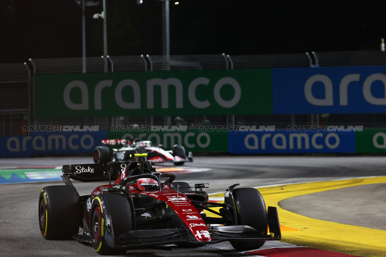 GP SINGAPORE, Zhou Guanyu (CHN) Alfa Romeo F1 Team C43.

17.09.2023. Formula 1 World Championship, Rd 16, Singapore Grand Prix, Marina Bay Street Circuit, Singapore, Gara Day.

- www.xpbimages.com, EMail: requests@xpbimages.com © Copyright: Batchelor / XPB Images