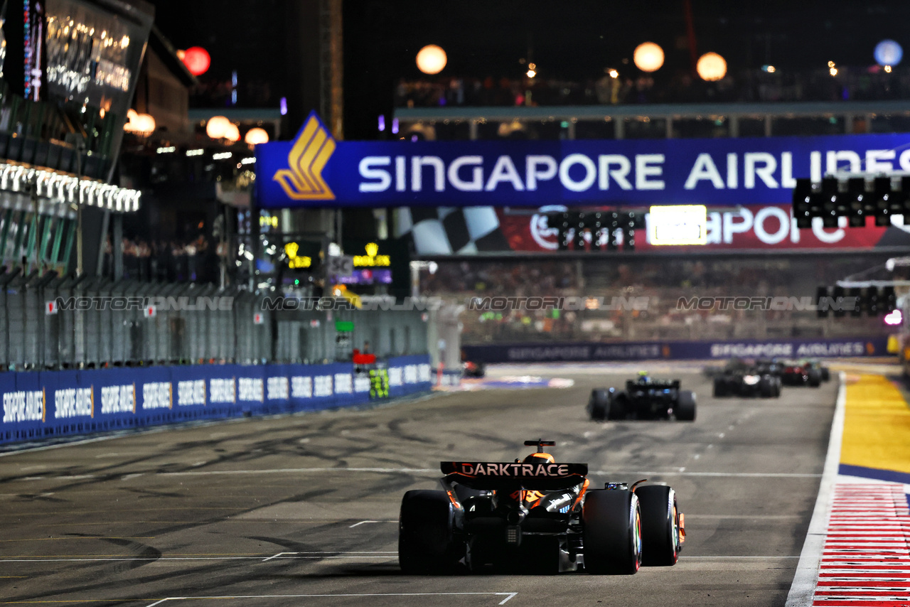 GP SINGAPORE, Oscar Piastri (AUS) McLaren MCL60.

17.09.2023. Formula 1 World Championship, Rd 16, Singapore Grand Prix, Marina Bay Street Circuit, Singapore, Gara Day.

- www.xpbimages.com, EMail: requests@xpbimages.com © Copyright: Batchelor / XPB Images