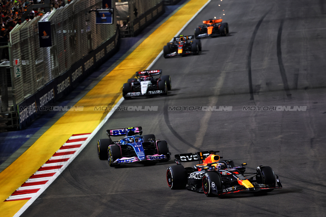 GP SINGAPORE, Max Verstappen (NLD) Red Bull Racing RB19.

17.09.2023. Formula 1 World Championship, Rd 16, Singapore Grand Prix, Marina Bay Street Circuit, Singapore, Gara Day.

- www.xpbimages.com, EMail: requests@xpbimages.com © Copyright: Batchelor / XPB Images