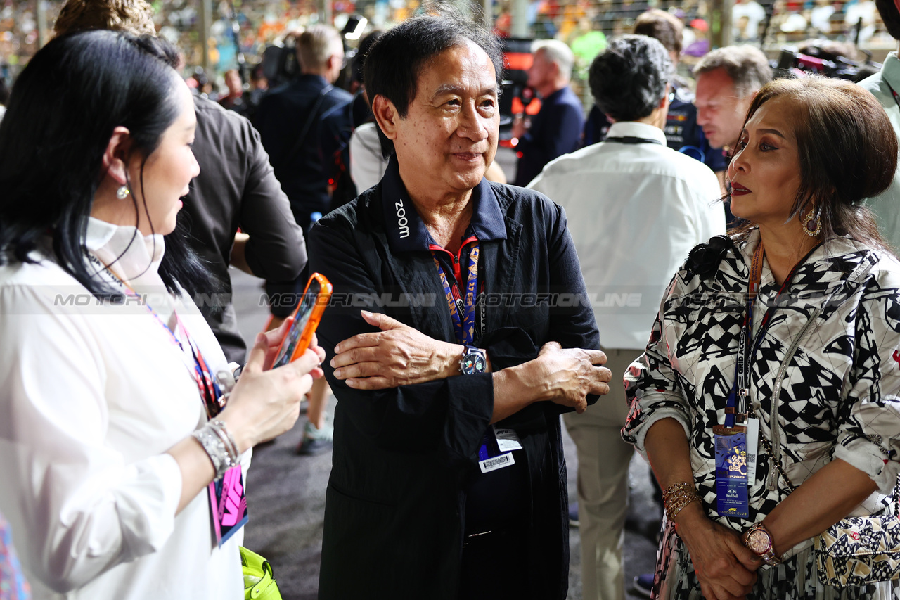 GP SINGAPORE, Chalerm Yoovidhya (THA) Red Bull Racing Co-Owner with family on the grid.

17.09.2023. Formula 1 World Championship, Rd 16, Singapore Grand Prix, Marina Bay Street Circuit, Singapore, Gara Day.

- www.xpbimages.com, EMail: requests@xpbimages.com © Copyright: Batchelor / XPB Images