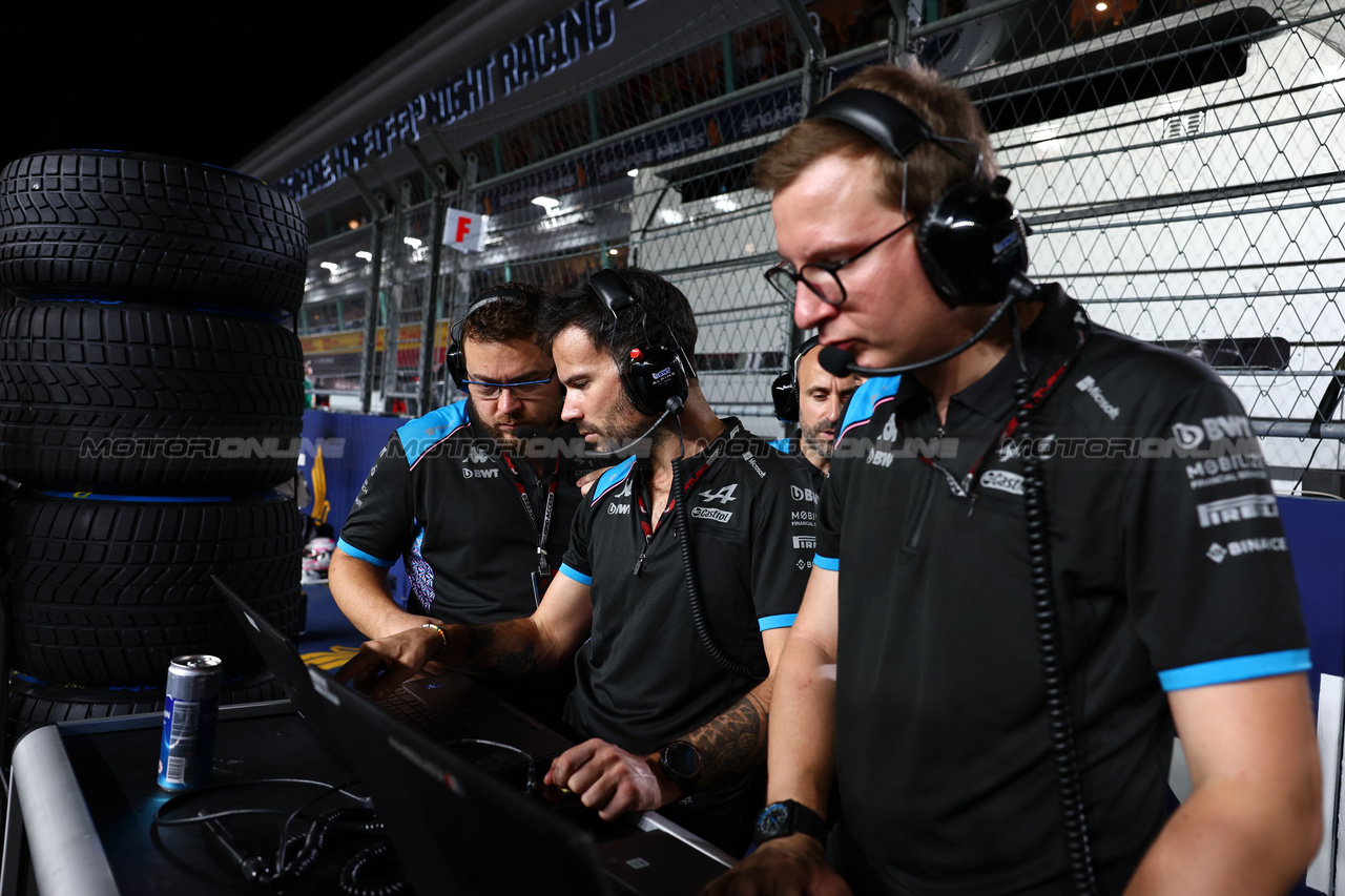 GP SINGAPORE, Alpine F1 Team on the grid.

17.09.2023. Formula 1 World Championship, Rd 16, Singapore Grand Prix, Marina Bay Street Circuit, Singapore, Gara Day.

- www.xpbimages.com, EMail: requests@xpbimages.com © Copyright: Batchelor / XPB Images