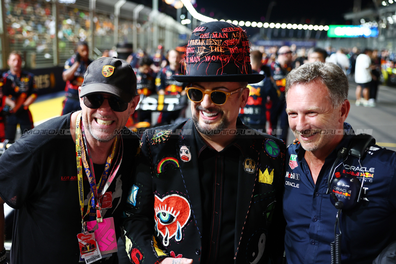 GP SINGAPORE, Boy George (GBR) Singer on the grid with Christian Horner (GBR) Red Bull Racing Team Principal.

17.09.2023. Formula 1 World Championship, Rd 16, Singapore Grand Prix, Marina Bay Street Circuit, Singapore, Gara Day.

- www.xpbimages.com, EMail: requests@xpbimages.com © Copyright: Batchelor / XPB Images