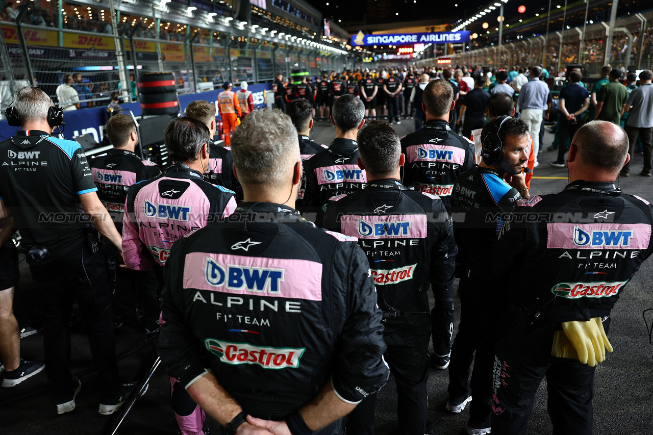 GP SINGAPORE, Alpine F1 Team as the grid observes the national anthem.

17.09.2023. Formula 1 World Championship, Rd 16, Singapore Grand Prix, Marina Bay Street Circuit, Singapore, Gara Day.

- www.xpbimages.com, EMail: requests@xpbimages.com © Copyright: Batchelor / XPB Images