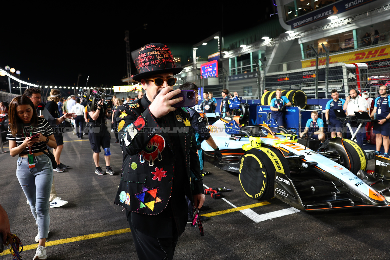 GP SINGAPORE, Boy George (GBR) Singer on the grid.

17.09.2023. Formula 1 World Championship, Rd 16, Singapore Grand Prix, Marina Bay Street Circuit, Singapore, Gara Day.

- www.xpbimages.com, EMail: requests@xpbimages.com © Copyright: Batchelor / XPB Images