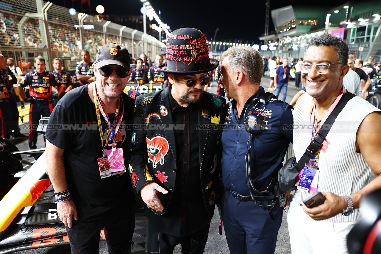 GP SINGAPORE, Boy George (GBR) Singer on the grid with Christian Horner (GBR) Red Bull Racing Team Principal.

17.09.2023. Formula 1 World Championship, Rd 16, Singapore Grand Prix, Marina Bay Street Circuit, Singapore, Gara Day.

- www.xpbimages.com, EMail: requests@xpbimages.com © Copyright: Batchelor / XPB Images