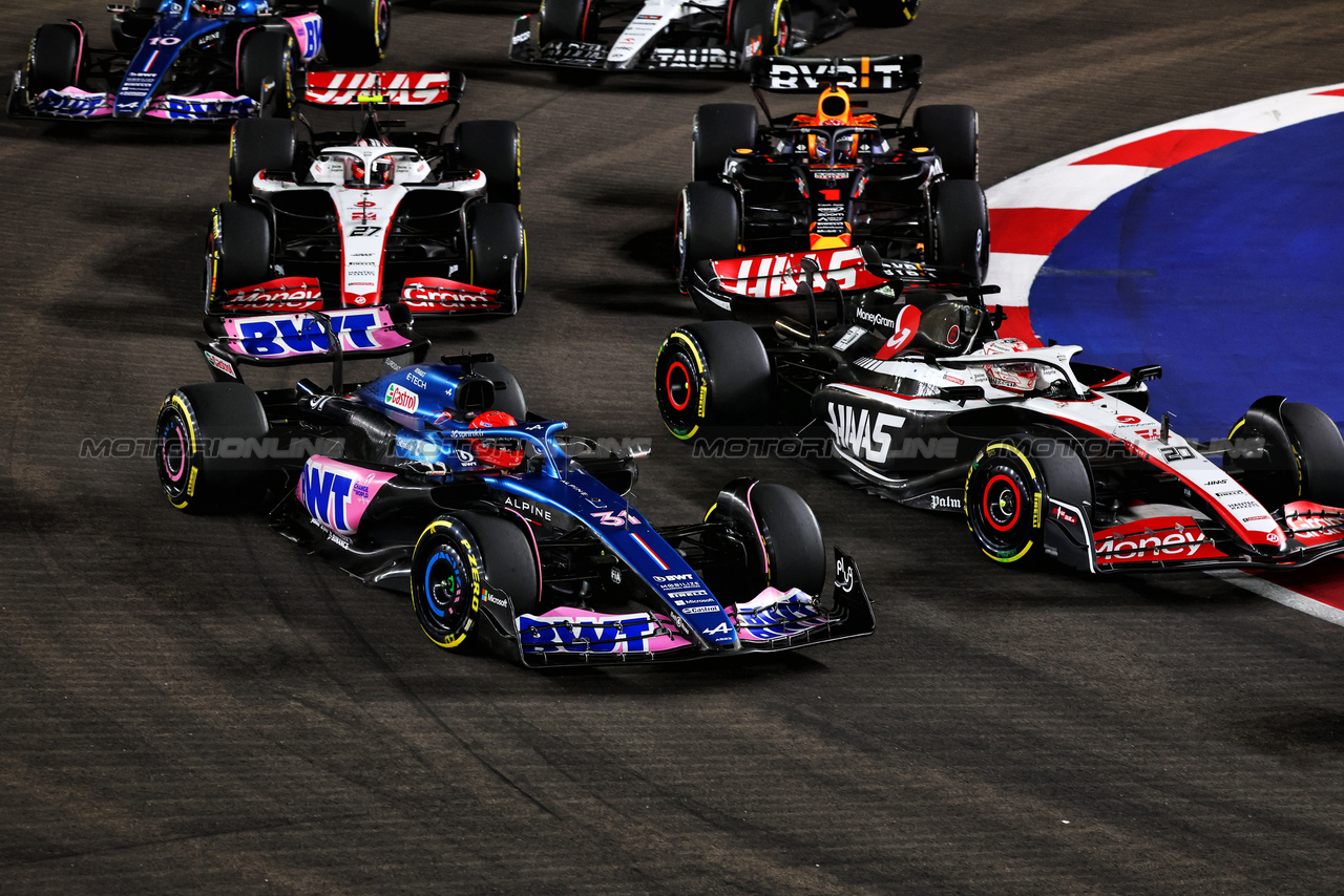 GP SINGAPORE, Esteban Ocon (FRA) Alpine F1 Team A523 e Kevin Magnussen (DEN) Haas VF-23 at the partenza of the race.

17.09.2023. Formula 1 World Championship, Rd 16, Singapore Grand Prix, Marina Bay Street Circuit, Singapore, Gara Day.

- www.xpbimages.com, EMail: requests@xpbimages.com © Copyright: Charniaux / XPB Images