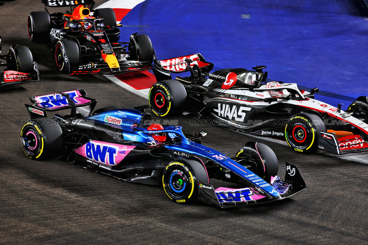 GP SINGAPORE, Esteban Ocon (FRA) Alpine F1 Team A523 e Kevin Magnussen (DEN) Haas VF-23 at the partenza of the race.

17.09.2023. Formula 1 World Championship, Rd 16, Singapore Grand Prix, Marina Bay Street Circuit, Singapore, Gara Day.

- www.xpbimages.com, EMail: requests@xpbimages.com © Copyright: Charniaux / XPB Images