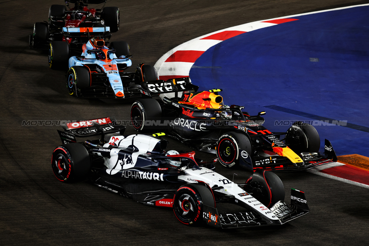 GP SINGAPORE, Yuki Tsunoda (JPN) AlphaTauri AT04 e Sergio Perez (MEX) Red Bull Racing RB19 at the partenza of the race.

17.09.2023. Formula 1 World Championship, Rd 16, Singapore Grand Prix, Marina Bay Street Circuit, Singapore, Gara Day.

- www.xpbimages.com, EMail: requests@xpbimages.com © Copyright: Charniaux / XPB Images