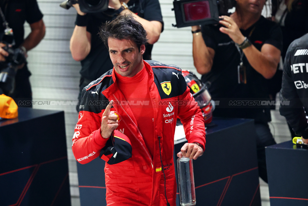 GP SINGAPORE, Gara winner Carlos Sainz Jr (ESP) Ferrari celebrates in parc ferme.

17.09.2023. Formula 1 World Championship, Rd 16, Singapore Grand Prix, Marina Bay Street Circuit, Singapore, Gara Day.

- www.xpbimages.com, EMail: requests@xpbimages.com © Copyright: Batchelor / XPB Images