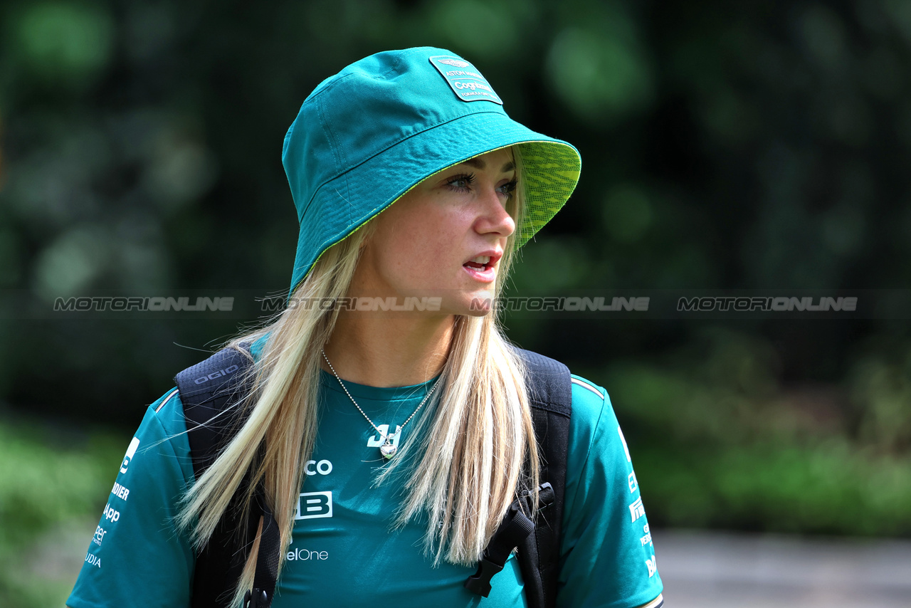 GP SINGAPORE, Jessica Hawkins (GBR) Aston Martin F1 Team Driver Ambassador.

17.09.2023. Formula 1 World Championship, Rd 16, Singapore Grand Prix, Marina Bay Street Circuit, Singapore, Gara Day.

- www.xpbimages.com, EMail: requests@xpbimages.com © Copyright: Moy / XPB Images