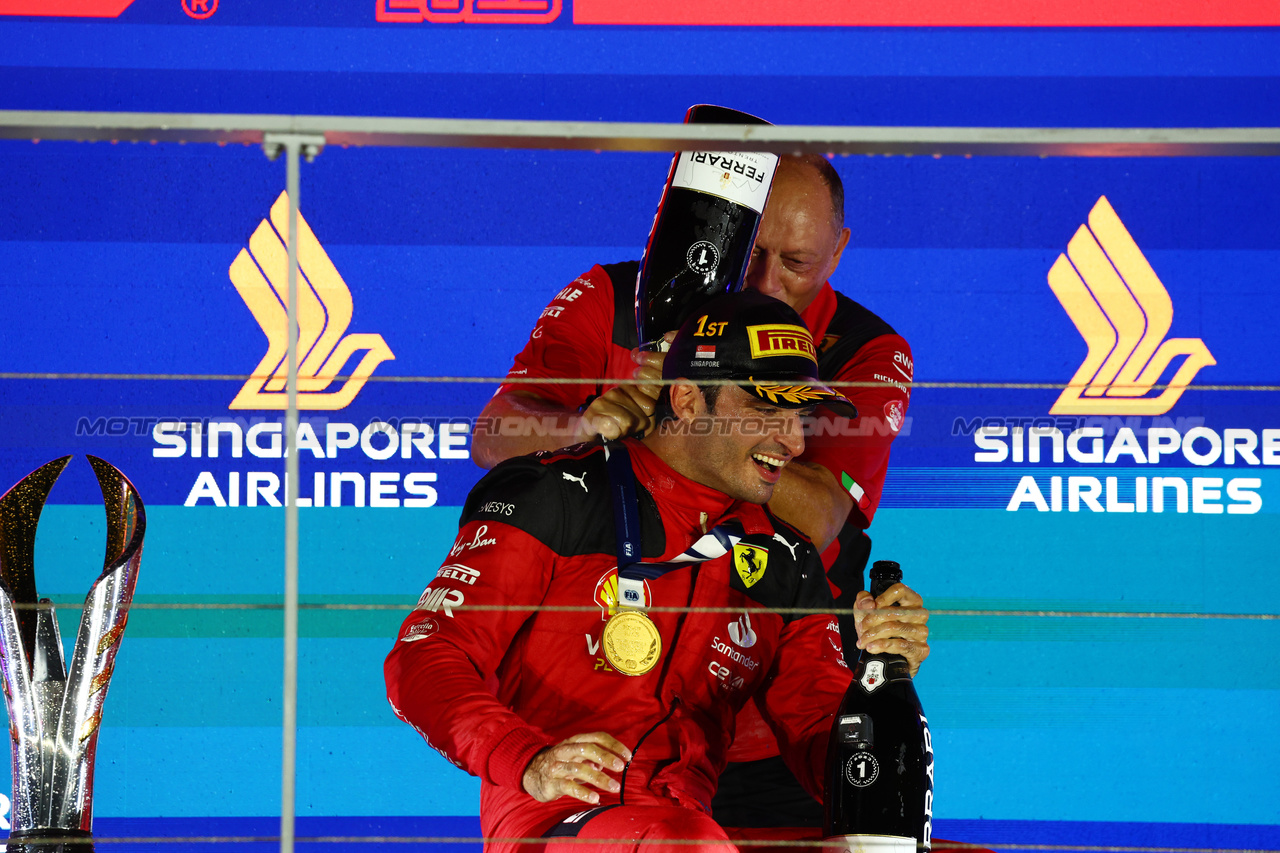 GP SINGAPORE, 1st place  Carlos Sainz Jr (ESP) Ferrari with Frederic Vasseur (FRA) Ferrari Team Principal.
17.09.2023. Formula 1 World Championship, Rd 16, Singapore Grand Prix, Marina Bay Street Circuit, Singapore, Gara Day.
- www.xpbimages.com, EMail: requests@xpbimages.com © Copyright: Batchelor / XPB Images