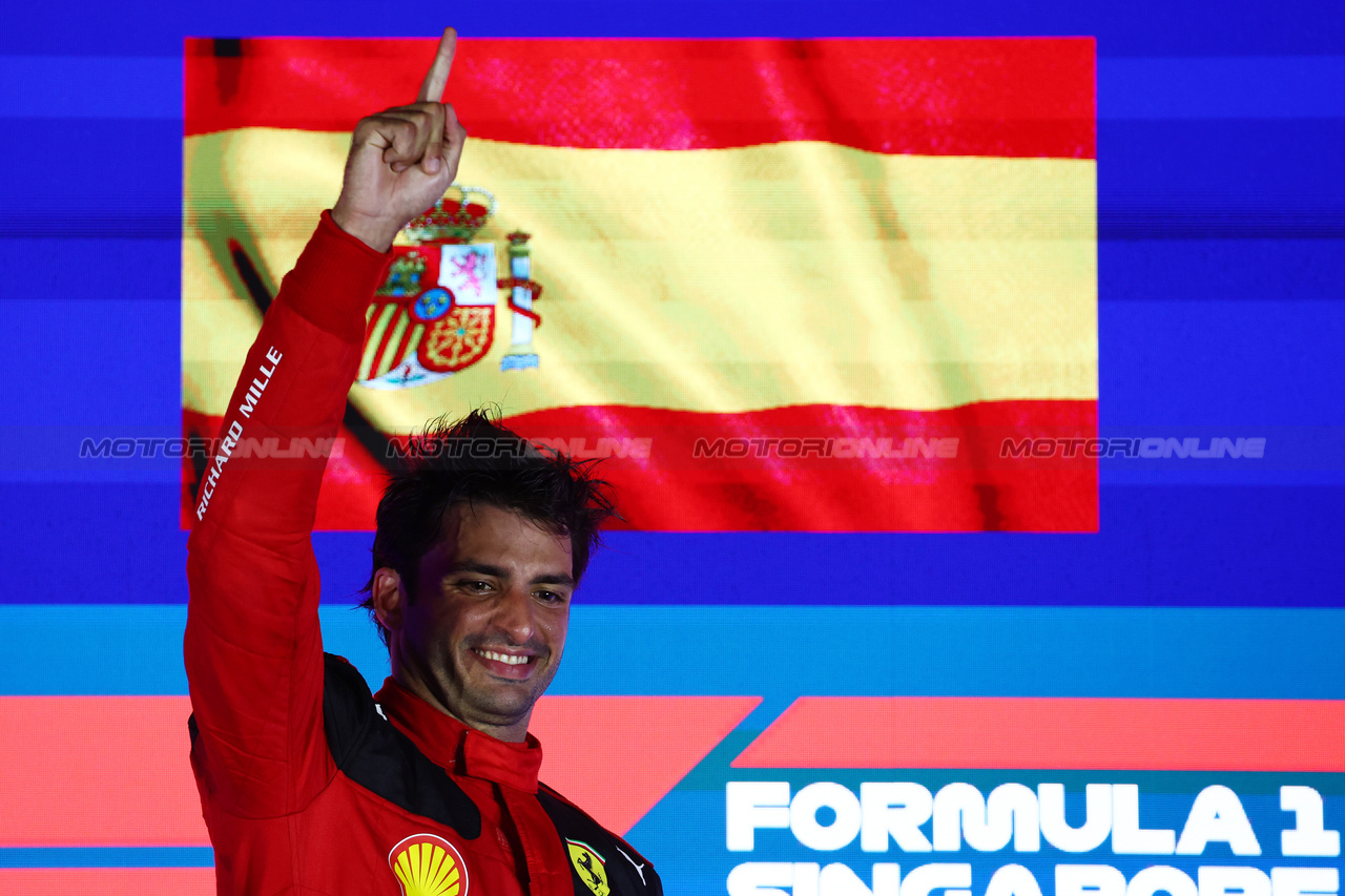 GP SINGAPORE, 1st place  Carlos Sainz Jr (ESP) Ferrari.
17.09.2023. Formula 1 World Championship, Rd 16, Singapore Grand Prix, Marina Bay Street Circuit, Singapore, Gara Day.
- www.xpbimages.com, EMail: requests@xpbimages.com © Copyright: Batchelor / XPB Images