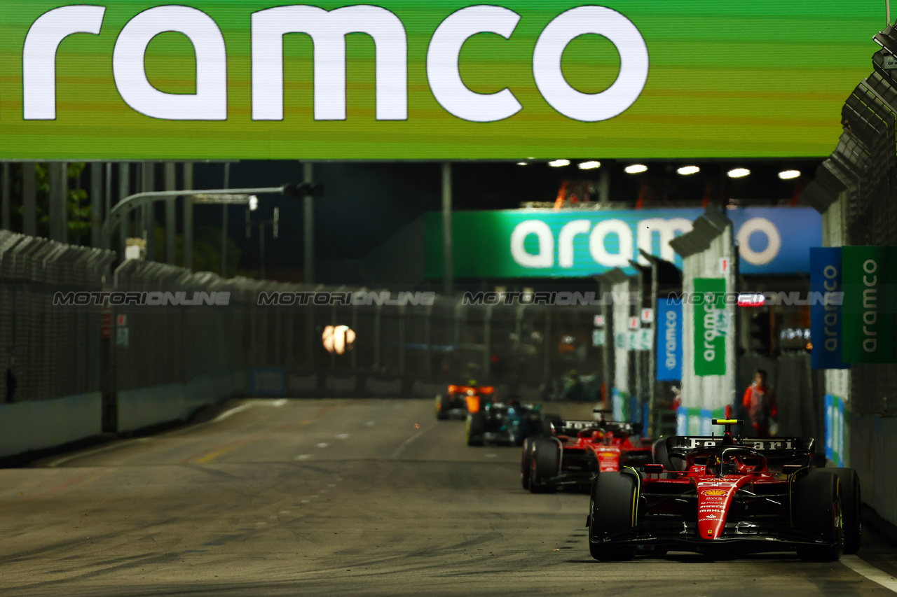 GP SINGAPORE, Carlos Sainz Jr (ESP) Ferrari SF-23.

17.09.2023. Formula 1 World Championship, Rd 16, Singapore Grand Prix, Marina Bay Street Circuit, Singapore, Gara Day.

 - www.xpbimages.com, EMail: requests@xpbimages.com © Copyright: Coates / XPB Images