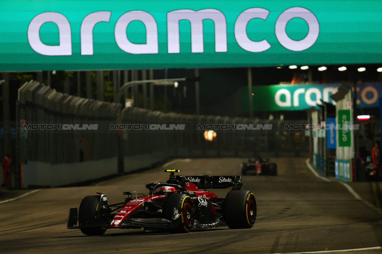 GP SINGAPORE, Zhou Guanyu (CHN) Alfa Romeo F1 Team C43.

17.09.2023. Formula 1 World Championship, Rd 16, Singapore Grand Prix, Marina Bay Street Circuit, Singapore, Gara Day.

 - www.xpbimages.com, EMail: requests@xpbimages.com © Copyright: Coates / XPB Images