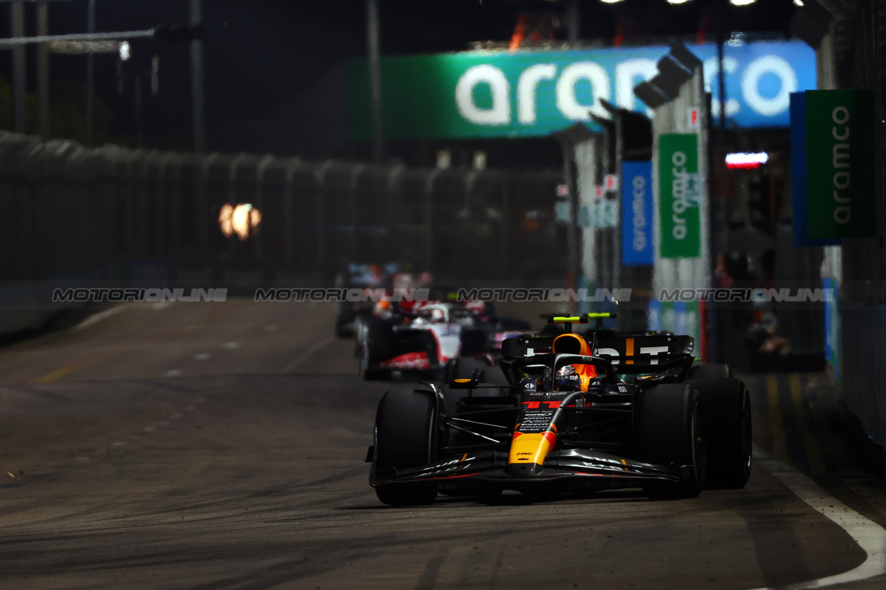 GP SINGAPORE, Sergio Perez (MEX) Red Bull Racing RB19.

17.09.2023. Formula 1 World Championship, Rd 16, Singapore Grand Prix, Marina Bay Street Circuit, Singapore, Gara Day.

 - www.xpbimages.com, EMail: requests@xpbimages.com © Copyright: Coates / XPB Images