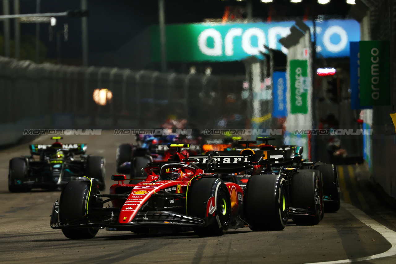 GP SINGAPORE, Carlos Sainz Jr (ESP) Ferrari SF-23.

17.09.2023. Formula 1 World Championship, Rd 16, Singapore Grand Prix, Marina Bay Street Circuit, Singapore, Gara Day.

 - www.xpbimages.com, EMail: requests@xpbimages.com © Copyright: Coates / XPB Images