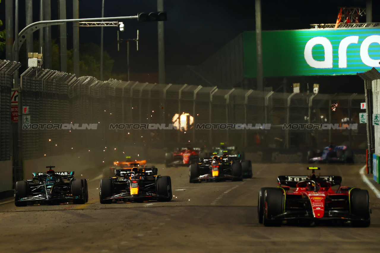 GP SINGAPORE, Carlos Sainz Jr (ESP) Ferrari SF-23 davanti a Max Verstappen (NLD) Red Bull Racing RB19 e George Russell (GBR) Mercedes AMG F1 W14.

17.09.2023. Formula 1 World Championship, Rd 16, Singapore Grand Prix, Marina Bay Street Circuit, Singapore, Gara Day.

 - www.xpbimages.com, EMail: requests@xpbimages.com © Copyright: Coates / XPB Images