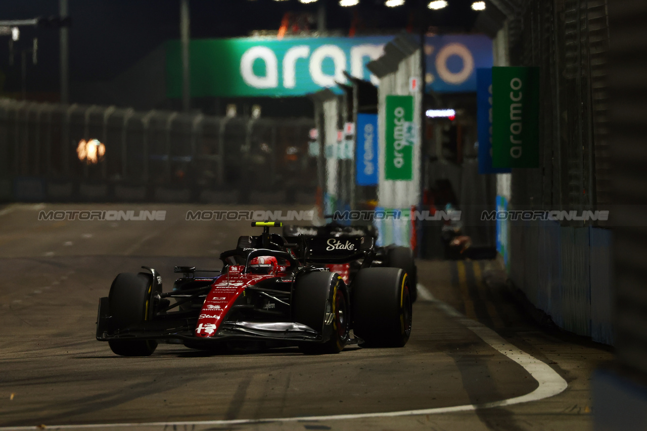 GP SINGAPORE, Zhou Guanyu (CHN) Alfa Romeo F1 Team C43.

17.09.2023. Formula 1 World Championship, Rd 16, Singapore Grand Prix, Marina Bay Street Circuit, Singapore, Gara Day.

 - www.xpbimages.com, EMail: requests@xpbimages.com © Copyright: Coates / XPB Images