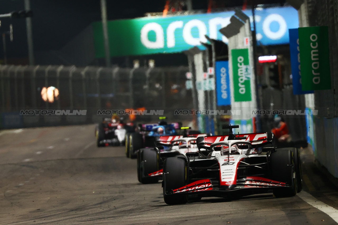 GP SINGAPORE, Kevin Magnussen (DEN) Haas VF-23.

17.09.2023. Formula 1 World Championship, Rd 16, Singapore Grand Prix, Marina Bay Street Circuit, Singapore, Gara Day.

 - www.xpbimages.com, EMail: requests@xpbimages.com © Copyright: Coates / XPB Images