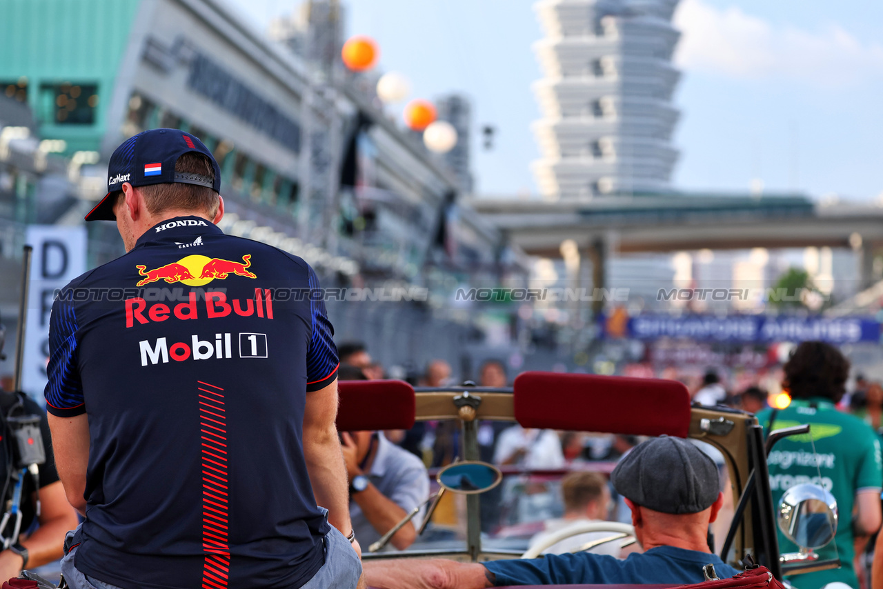 GP SINGAPORE, Max Verstappen (NLD) Red Bull Racing on the drivers' parade.

17.09.2023. Formula 1 World Championship, Rd 16, Singapore Grand Prix, Marina Bay Street Circuit, Singapore, Gara Day.

- www.xpbimages.com, EMail: requests@xpbimages.com © Copyright: Batchelor / XPB Images