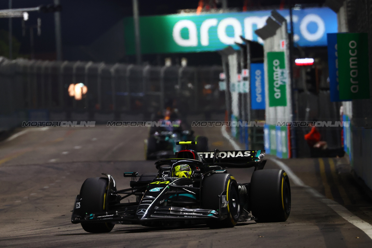 GP SINGAPORE, Lewis Hamilton (GBR) Mercedes AMG F1 W14.

17.09.2023. Formula 1 World Championship, Rd 16, Singapore Grand Prix, Marina Bay Street Circuit, Singapore, Gara Day.

 - www.xpbimages.com, EMail: requests@xpbimages.com © Copyright: Coates / XPB Images