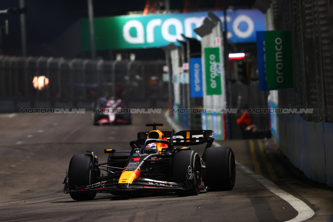 GP SINGAPORE, Max Verstappen (NLD) Red Bull Racing RB19.

17.09.2023. Formula 1 World Championship, Rd 16, Singapore Grand Prix, Marina Bay Street Circuit, Singapore, Gara Day.

 - www.xpbimages.com, EMail: requests@xpbimages.com © Copyright: Coates / XPB Images