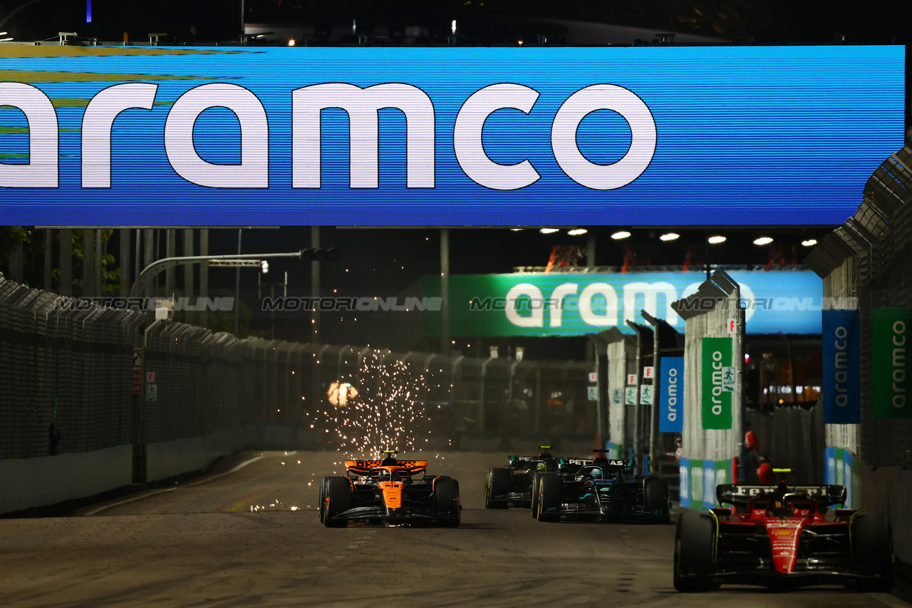 GP SINGAPORE, Carlos Sainz Jr (ESP) Ferrari SF-23 davanti a Lando Norris (GBR) McLaren MCL60 e George Russell (GBR) Mercedes AMG F1 W14.

17.09.2023. Formula 1 World Championship, Rd 16, Singapore Grand Prix, Marina Bay Street Circuit, Singapore, Gara Day.

 - www.xpbimages.com, EMail: requests@xpbimages.com © Copyright: Coates / XPB Images