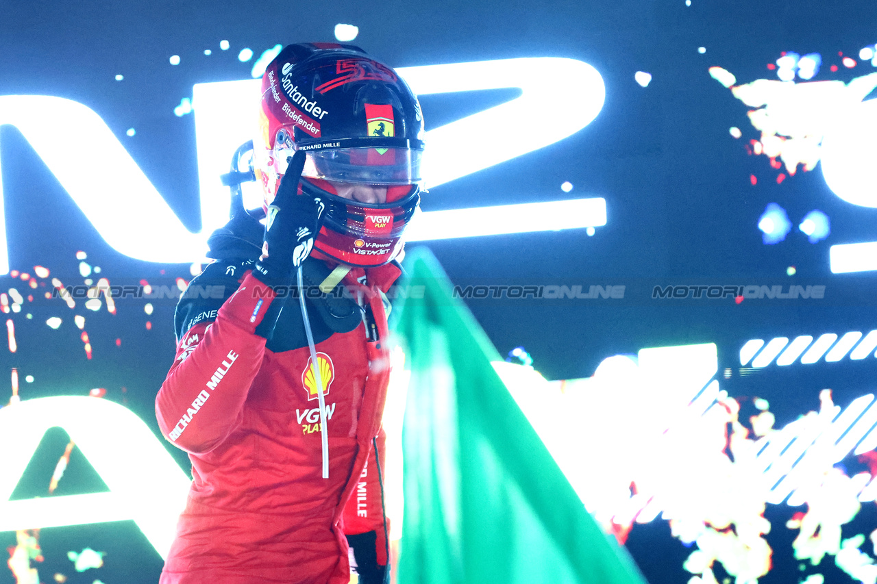 GP SINGAPORE, 1st place  Carlos Sainz Jr (ESP) Ferrari.
17.09.2023. Formula 1 World Championship, Rd 16, Singapore Grand Prix, Marina Bay Street Circuit, Singapore, Gara Day.
- www.xpbimages.com, EMail: requests@xpbimages.com © Copyright: Batchelor / XPB Images