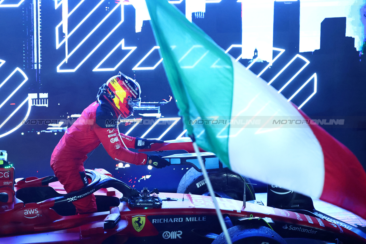 GP SINGAPORE, 1st place  Carlos Sainz Jr (ESP) Ferrari.
17.09.2023. Formula 1 World Championship, Rd 16, Singapore Grand Prix, Marina Bay Street Circuit, Singapore, Gara Day.
- www.xpbimages.com, EMail: requests@xpbimages.com © Copyright: Batchelor / XPB Images