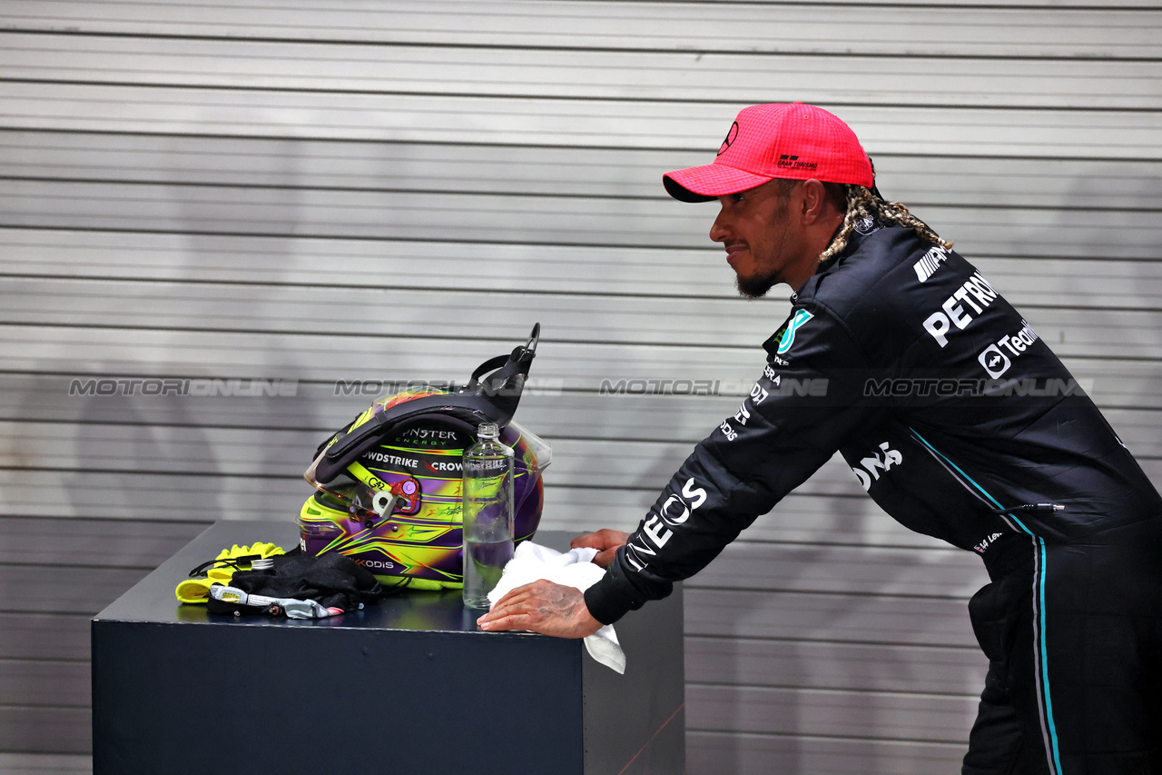 GP SINGAPORE, Lewis Hamilton (GBR) Mercedes AMG F1 in parc ferme.

17.09.2023. Formula 1 World Championship, Rd 16, Singapore Grand Prix, Marina Bay Street Circuit, Singapore, Gara Day.

- www.xpbimages.com, EMail: requests@xpbimages.com © Copyright: Moy / XPB Images