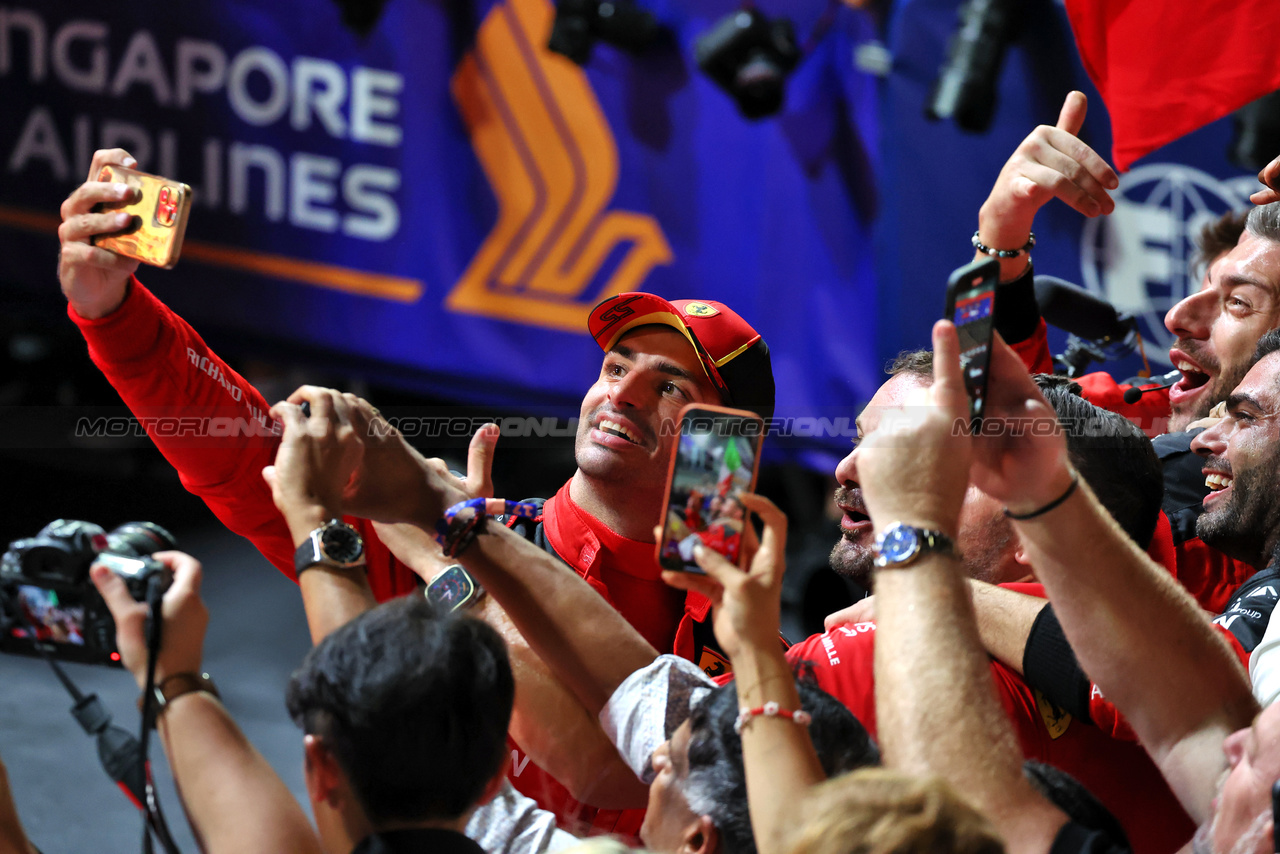 GP SINGAPORE, Gara winner Carlos Sainz Jr (ESP) Ferrari celebrates with the team in parc ferme.

17.09.2023. Formula 1 World Championship, Rd 16, Singapore Grand Prix, Marina Bay Street Circuit, Singapore, Gara Day.

- www.xpbimages.com, EMail: requests@xpbimages.com © Copyright: Moy / XPB Images