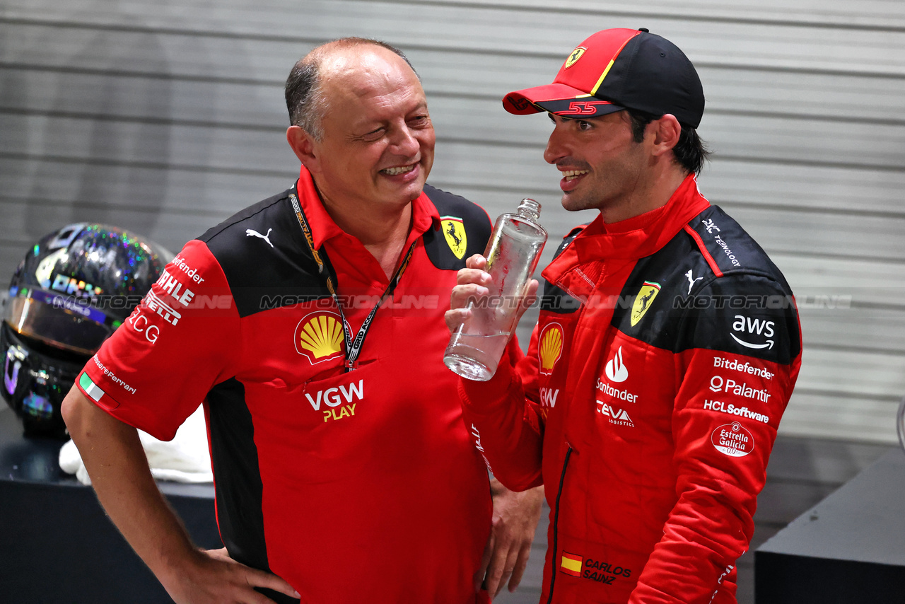 GP SINGAPORE, Gara winner Carlos Sainz Jr (ESP) Ferrari celebrates in parc ferme with Frederic Vasseur (FRA) Ferrari Team Principal.

17.09.2023. Formula 1 World Championship, Rd 16, Singapore Grand Prix, Marina Bay Street Circuit, Singapore, Gara Day.

- www.xpbimages.com, EMail: requests@xpbimages.com © Copyright: Moy / XPB Images