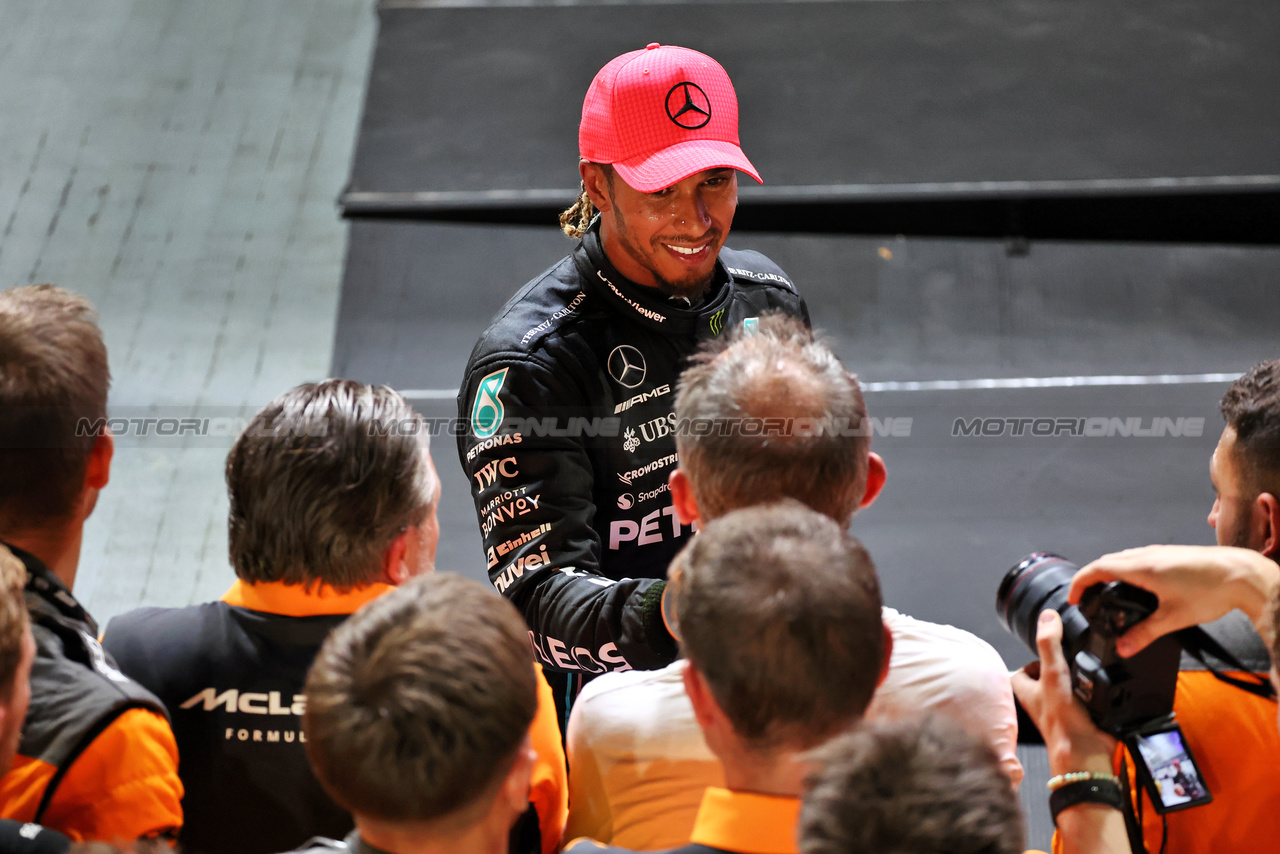 GP SINGAPORE, Lewis Hamilton (GBR) Mercedes AMG F1 celebrates his third position with the McLaren team in parc ferme.

17.09.2023. Formula 1 World Championship, Rd 16, Singapore Grand Prix, Marina Bay Street Circuit, Singapore, Gara Day.

- www.xpbimages.com, EMail: requests@xpbimages.com © Copyright: Moy / XPB Images