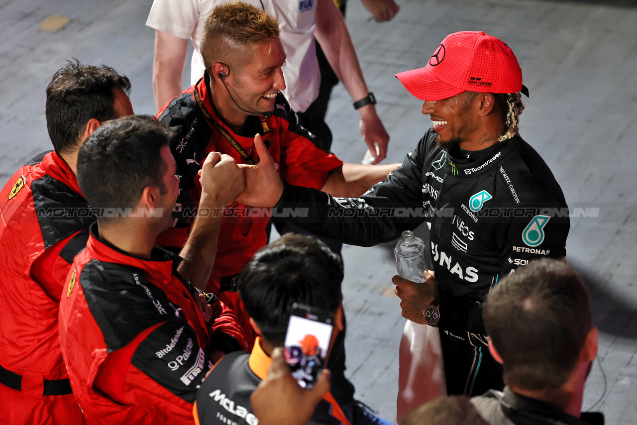 GP SINGAPORE, Lewis Hamilton (GBR) Mercedes AMG F1 celebrates his third position with the Ferrari team in parc ferme.

17.09.2023. Formula 1 World Championship, Rd 16, Singapore Grand Prix, Marina Bay Street Circuit, Singapore, Gara Day.

- www.xpbimages.com, EMail: requests@xpbimages.com © Copyright: Moy / XPB Images