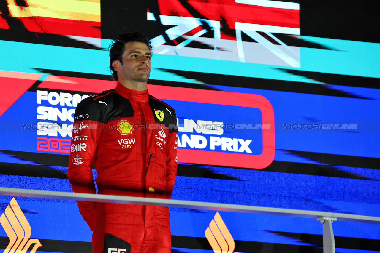 GP SINGAPORE, Gara winner Carlos Sainz Jr (ESP) Ferrari on the podium.

17.09.2023. Formula 1 World Championship, Rd 16, Singapore Grand Prix, Marina Bay Street Circuit, Singapore, Gara Day.

- www.xpbimages.com, EMail: requests@xpbimages.com © Copyright: Moy / XPB Images