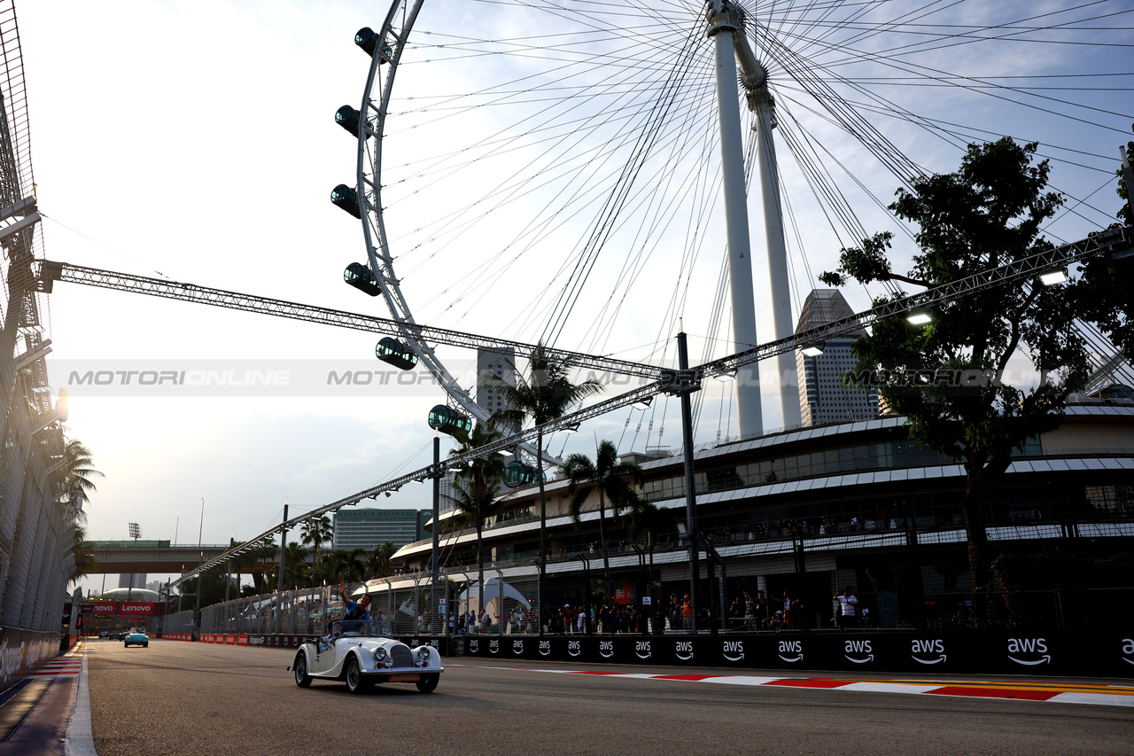 GP SINGAPORE, Alexander Albon (THA) Williams Racing on the drivers' parade.

17.09.2023. Formula 1 World Championship, Rd 16, Singapore Grand Prix, Marina Bay Street Circuit, Singapore, Gara Day.

 - www.xpbimages.com, EMail: requests@xpbimages.com © Copyright: Coates / XPB Images