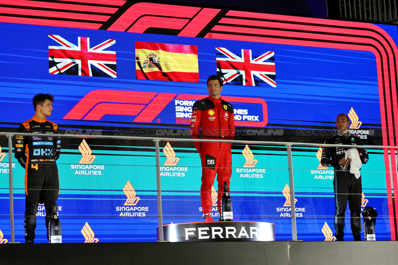 GP SINGAPORE, The podium (L to R): Lando Norris (GBR) McLaren, second; Carlos Sainz Jr (ESP) Ferrari, vincitore; Lewis Hamilton (GBR) Mercedes AMG F1, third.

17.09.2023. Formula 1 World Championship, Rd 16, Singapore Grand Prix, Marina Bay Street Circuit, Singapore, Gara Day.

- www.xpbimages.com, EMail: requests@xpbimages.com © Copyright: Moy / XPB Images