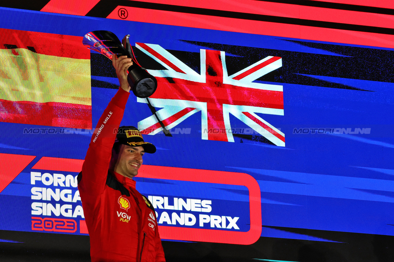 GP SINGAPORE, Gara winner Carlos Sainz Jr (ESP) Ferrari celebrates on the podium.

17.09.2023. Formula 1 World Championship, Rd 16, Singapore Grand Prix, Marina Bay Street Circuit, Singapore, Gara Day.

- www.xpbimages.com, EMail: requests@xpbimages.com © Copyright: Moy / XPB Images