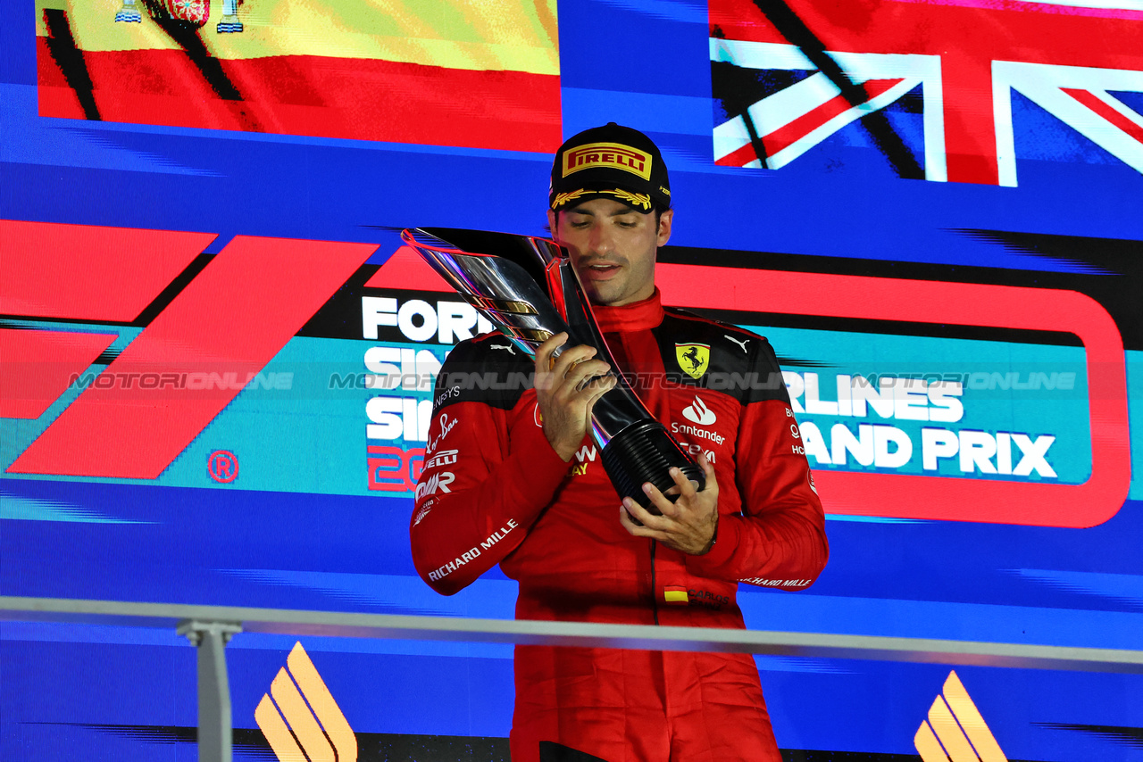 GP SINGAPORE, Gara winner Carlos Sainz Jr (ESP) Ferrari celebrates on the podium.

17.09.2023. Formula 1 World Championship, Rd 16, Singapore Grand Prix, Marina Bay Street Circuit, Singapore, Gara Day.

- www.xpbimages.com, EMail: requests@xpbimages.com © Copyright: Moy / XPB Images